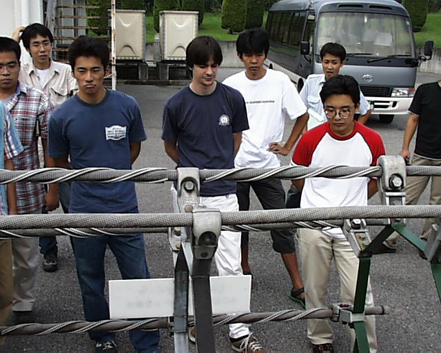 �O���Ɉ�X�p�C�������Ă���܂��B